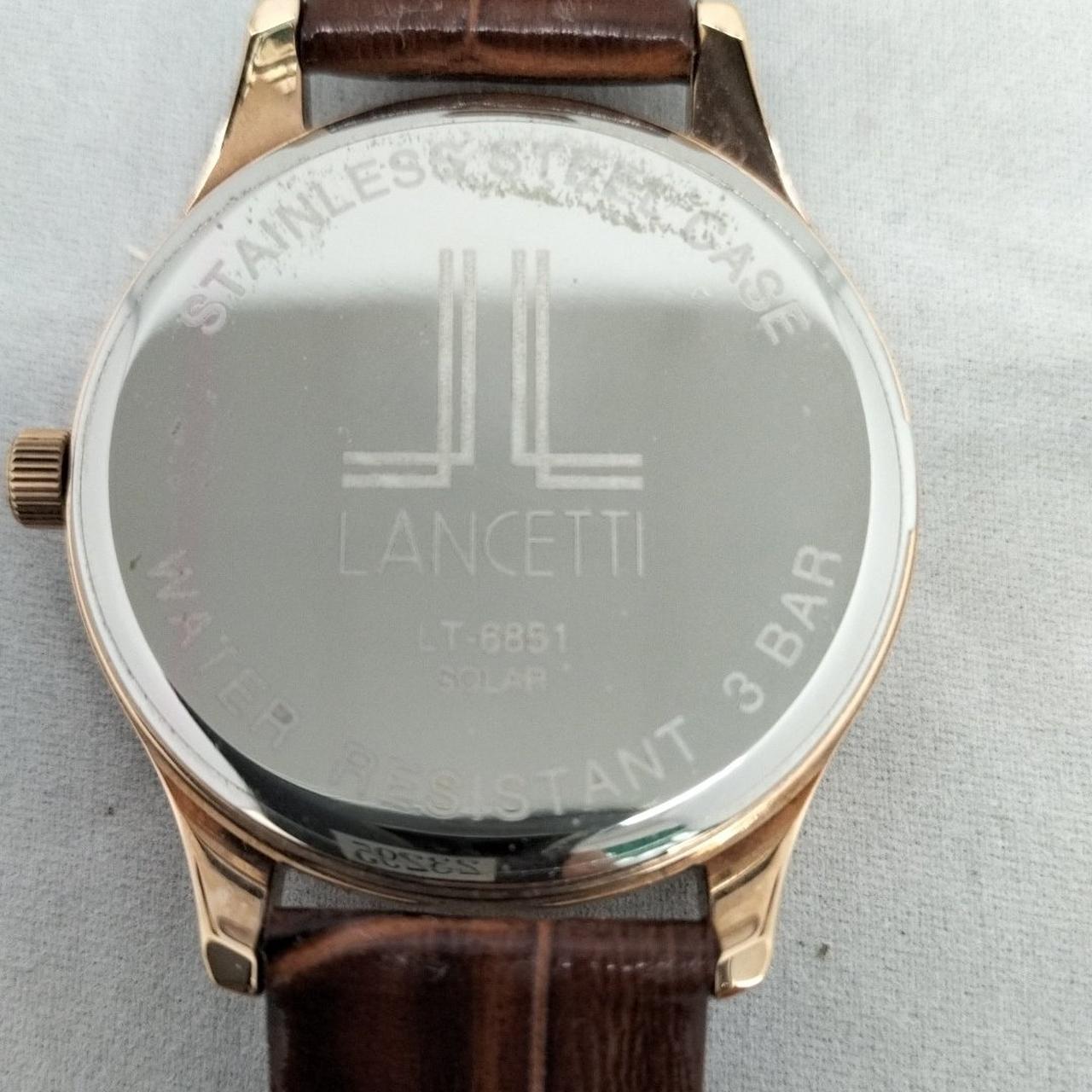 裏蓋にキズあります。