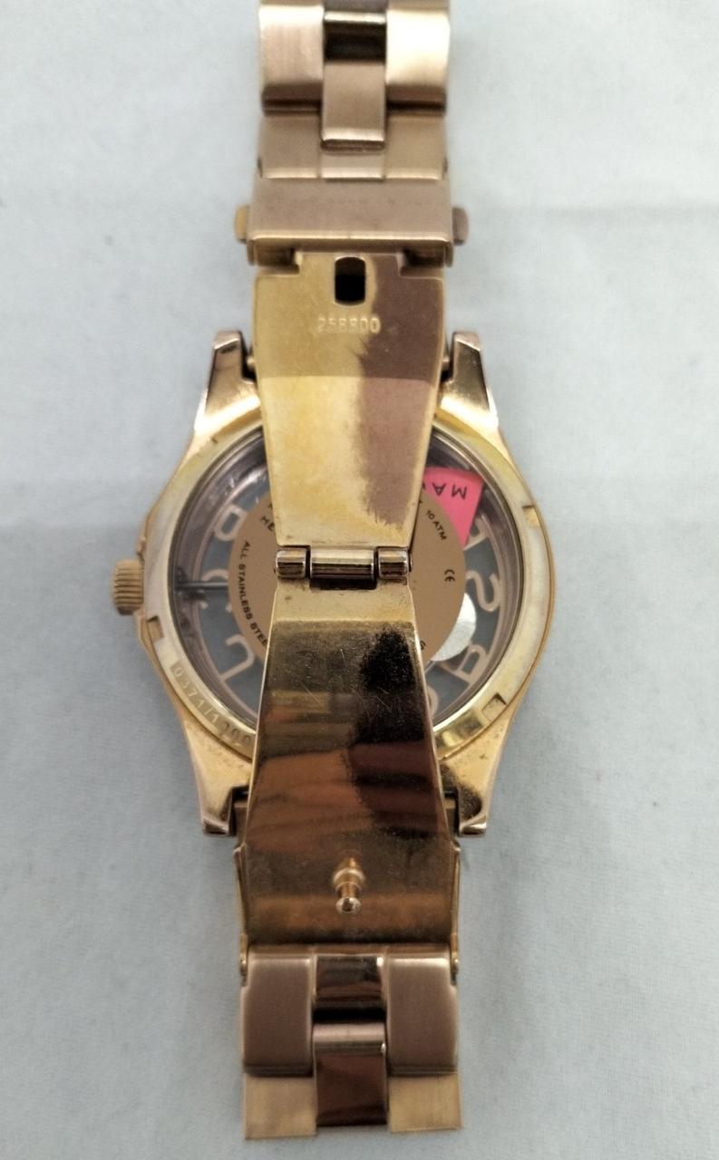 変色や色褪せ等あります。