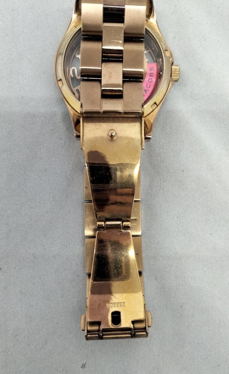 変色や色褪せ等、キズあります。