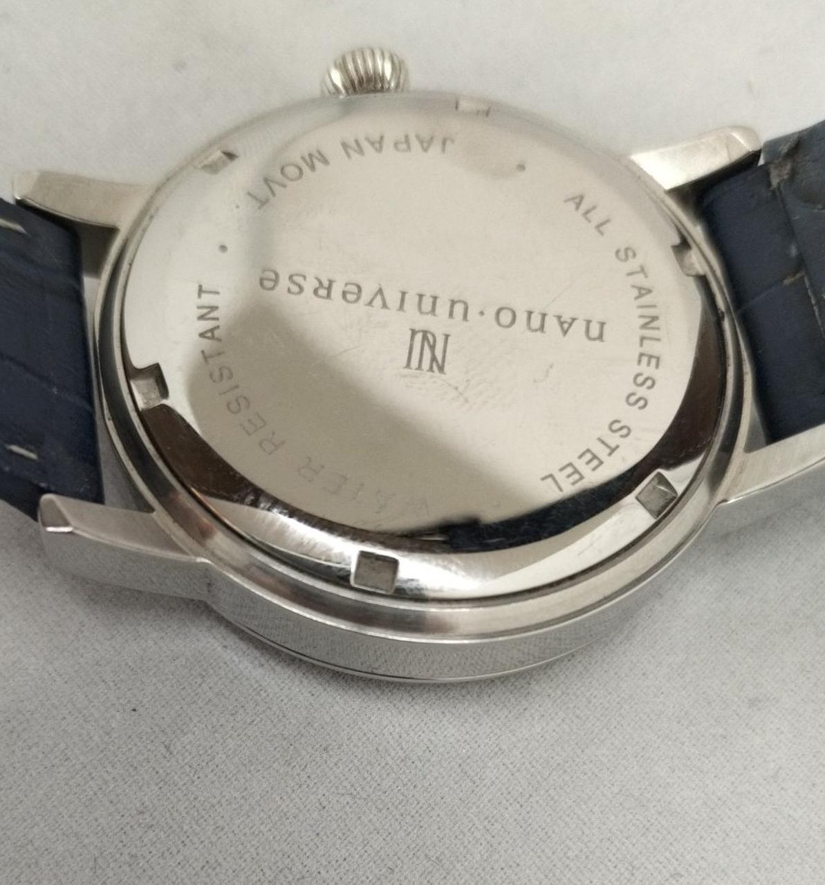 裏蓋に細かいキズあります。