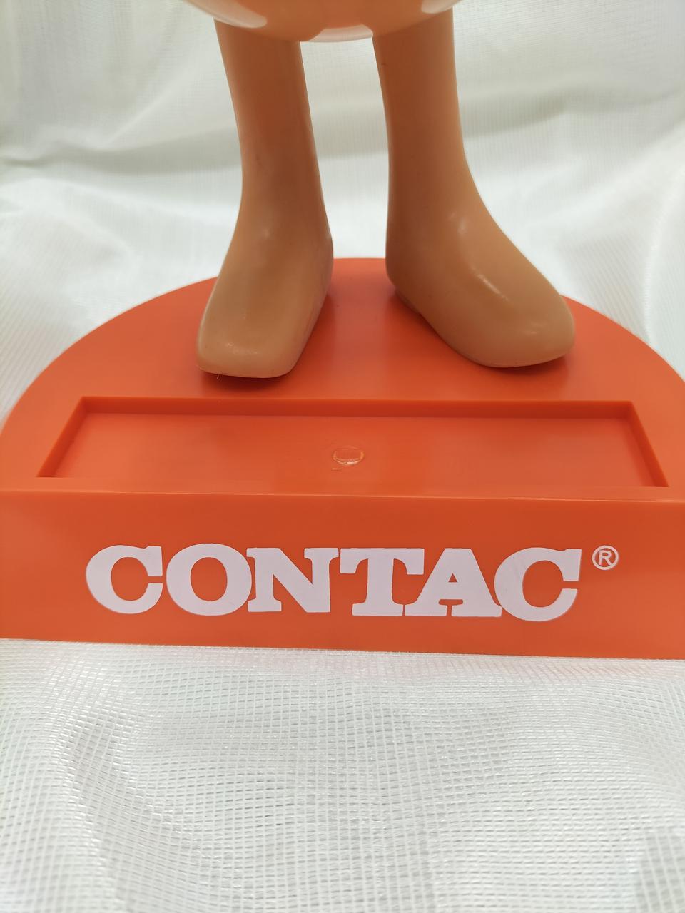 手足に若干のベタつきが見られます。