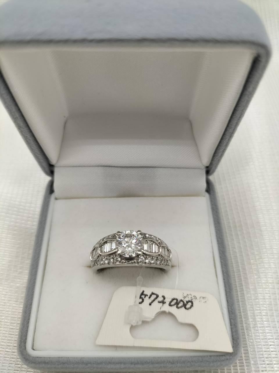 リングに値札が付いています。