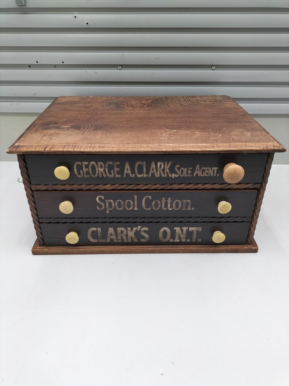 引き出しのノブが1つ違います。