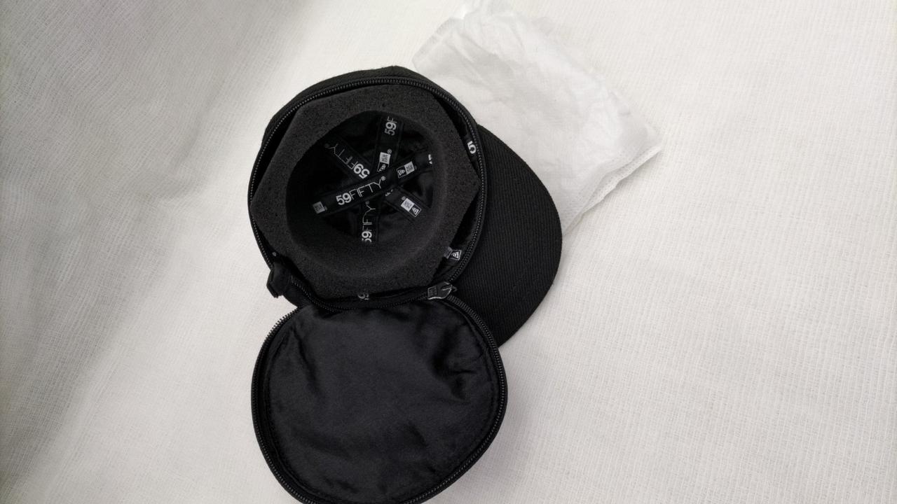キャップ型ポーチに時計が収納できます