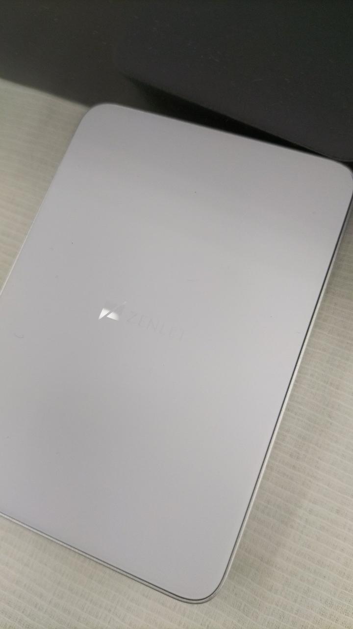 中央にメーカー名がプリントされています。