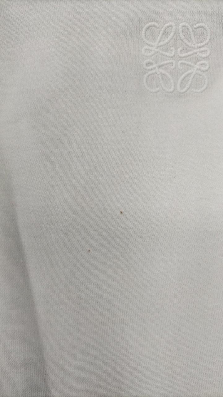 ロゴ刺繍の下にシミが見られます。