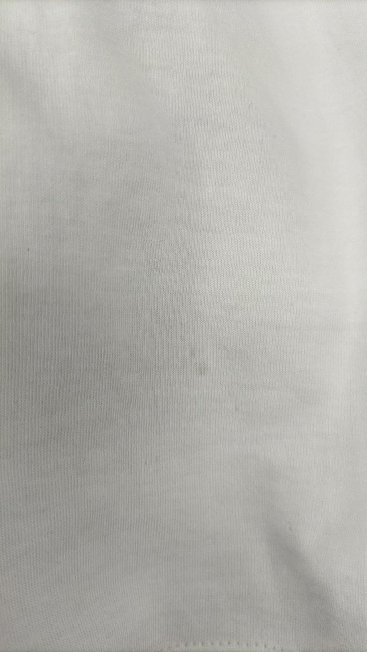 前身頃下部に灰色のシミが見られます。