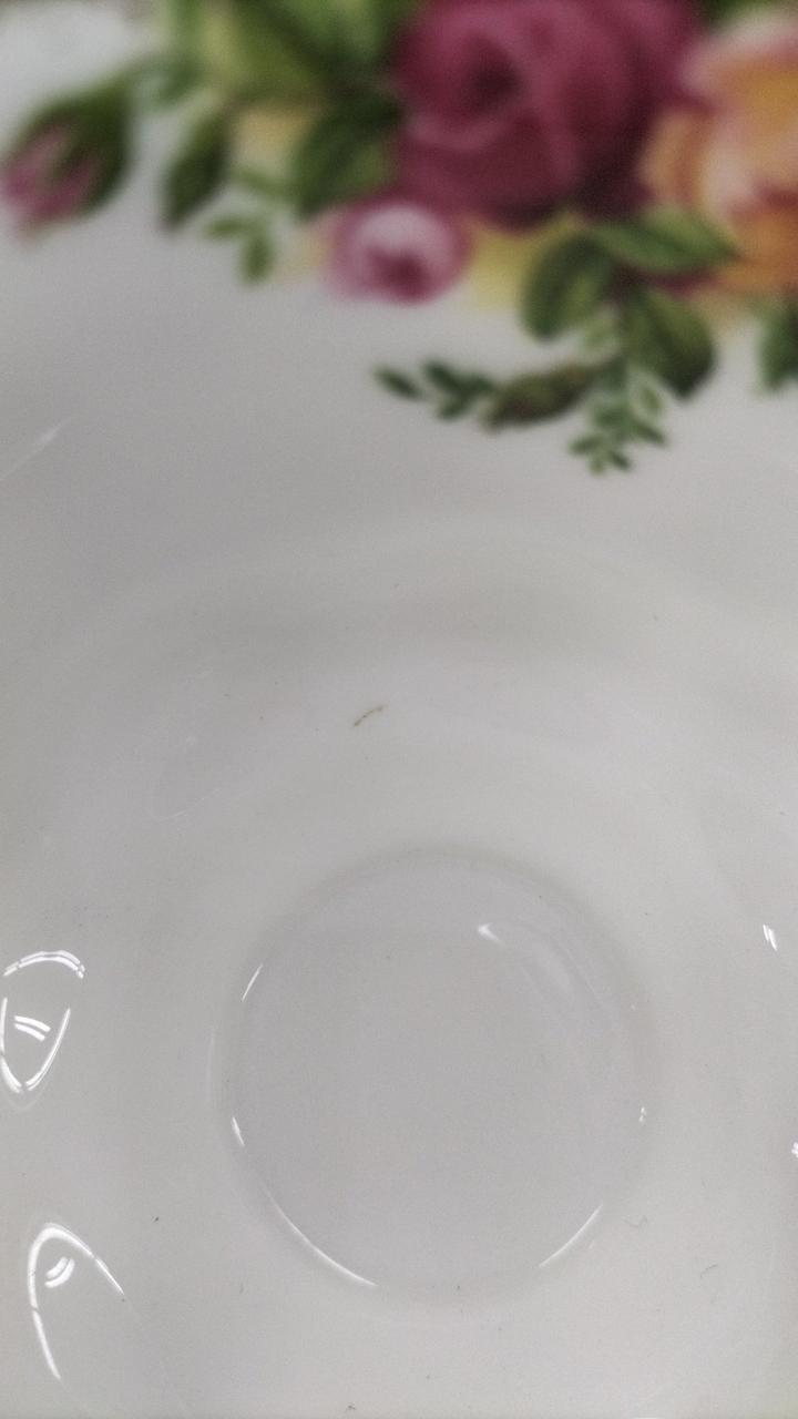 カップ内部にキズが見られます。