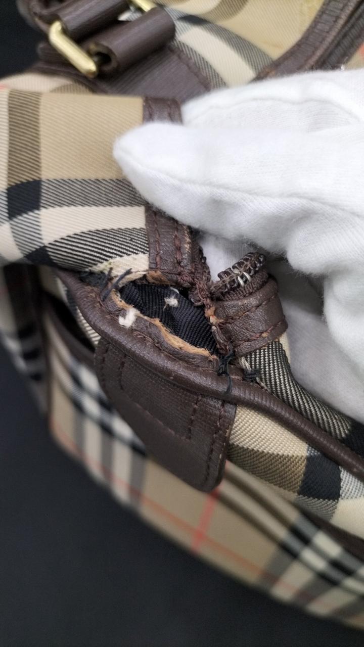 バッグの耳の上に穴が開いています。