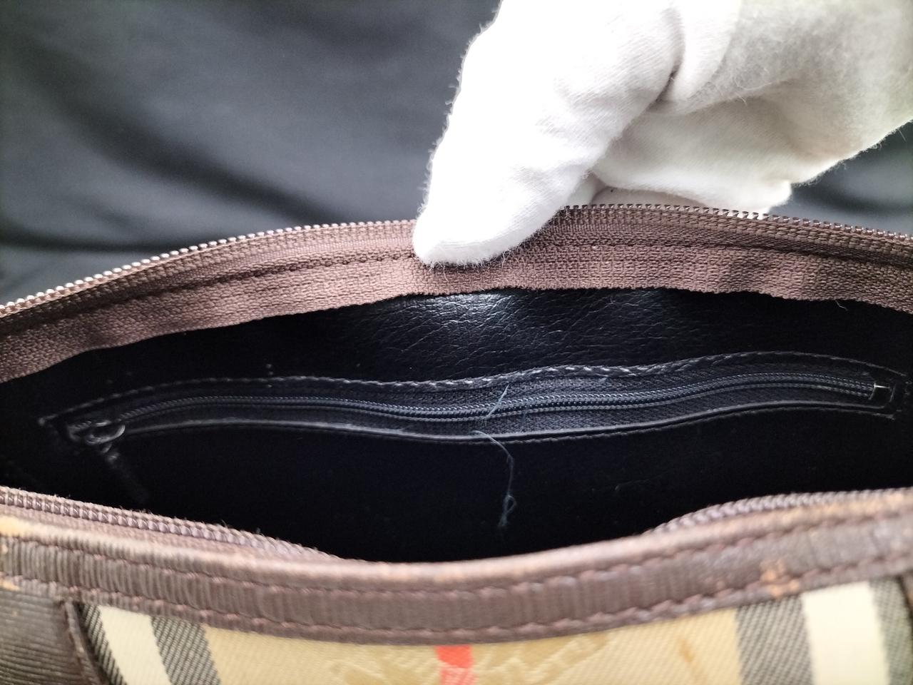 内ポケットのファスナーにほつれあり。