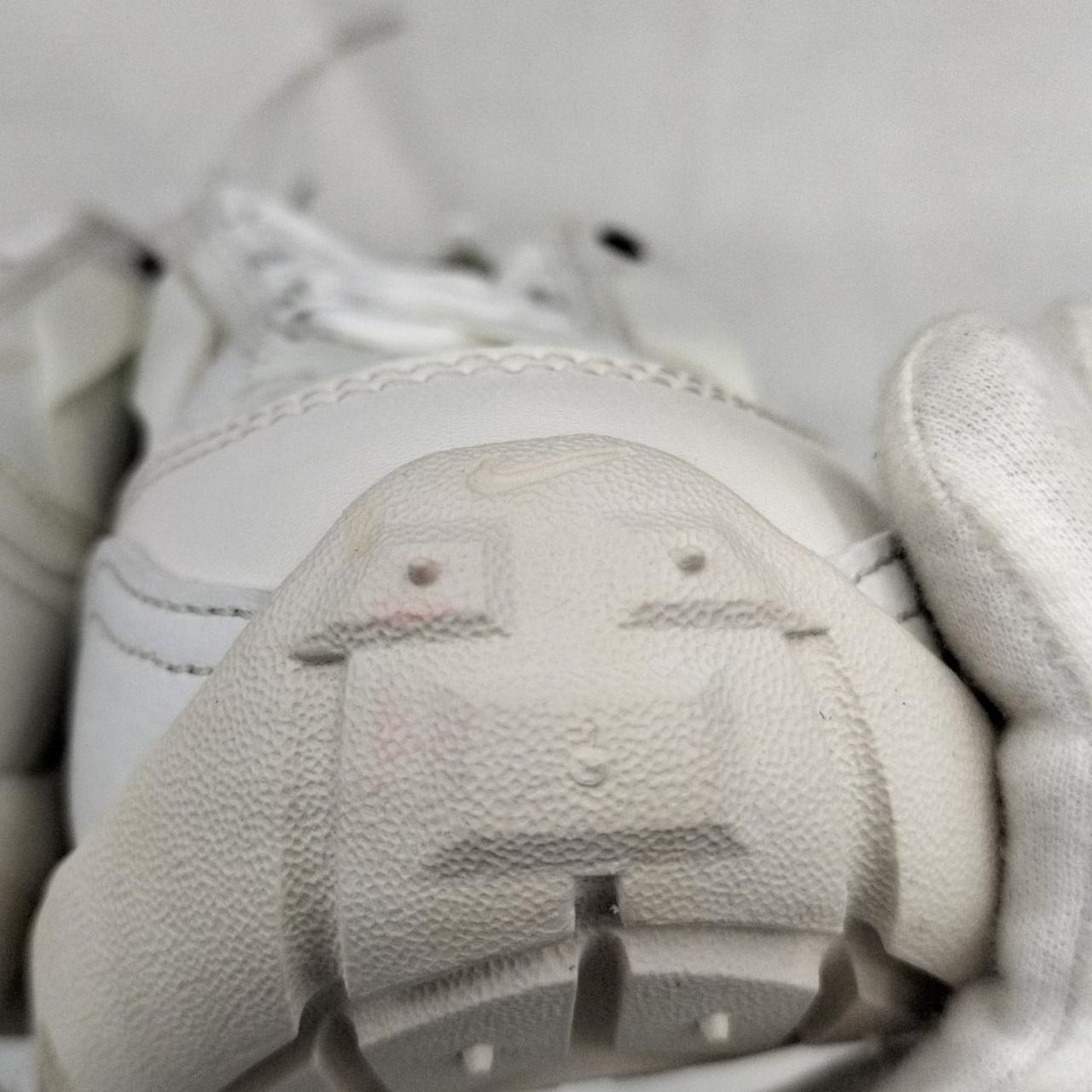 ピンク色の汚れが見られます。