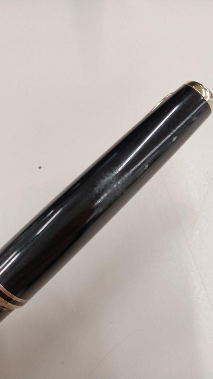 キャップにキズあり