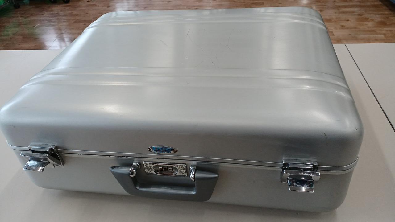 ケースに緩衝材を巻いての発送になります。