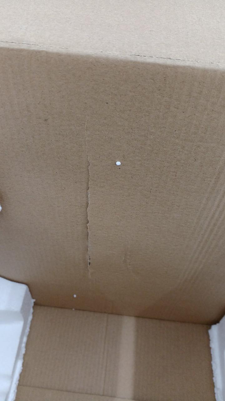 外箱に破れあります