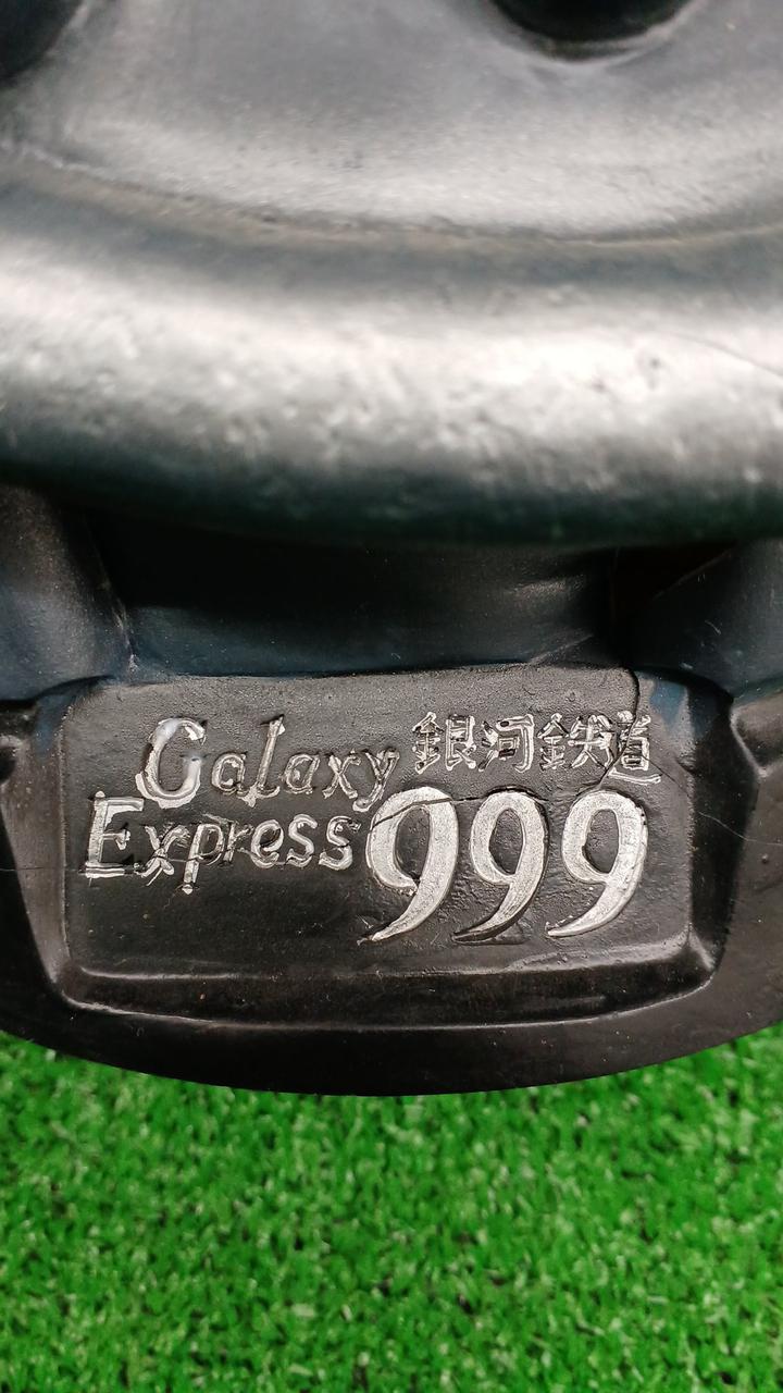 ひび割れと色むら有り