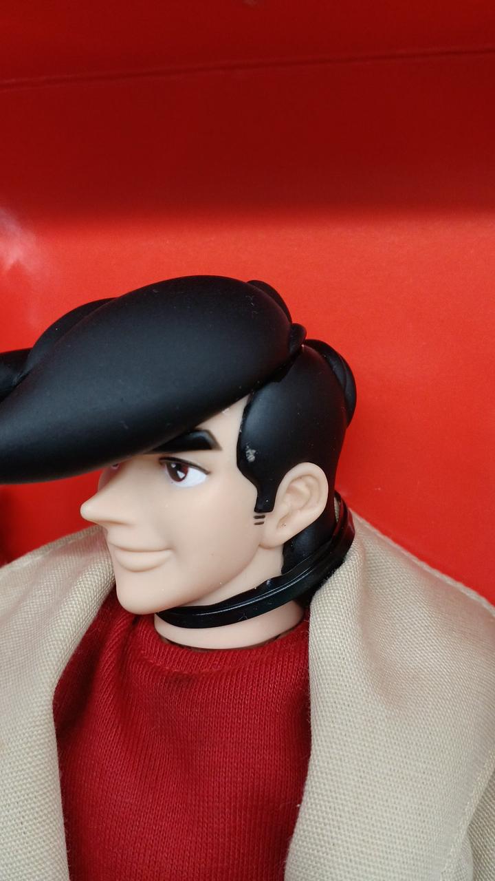 髪部分に小さな塗装剥がれがあります