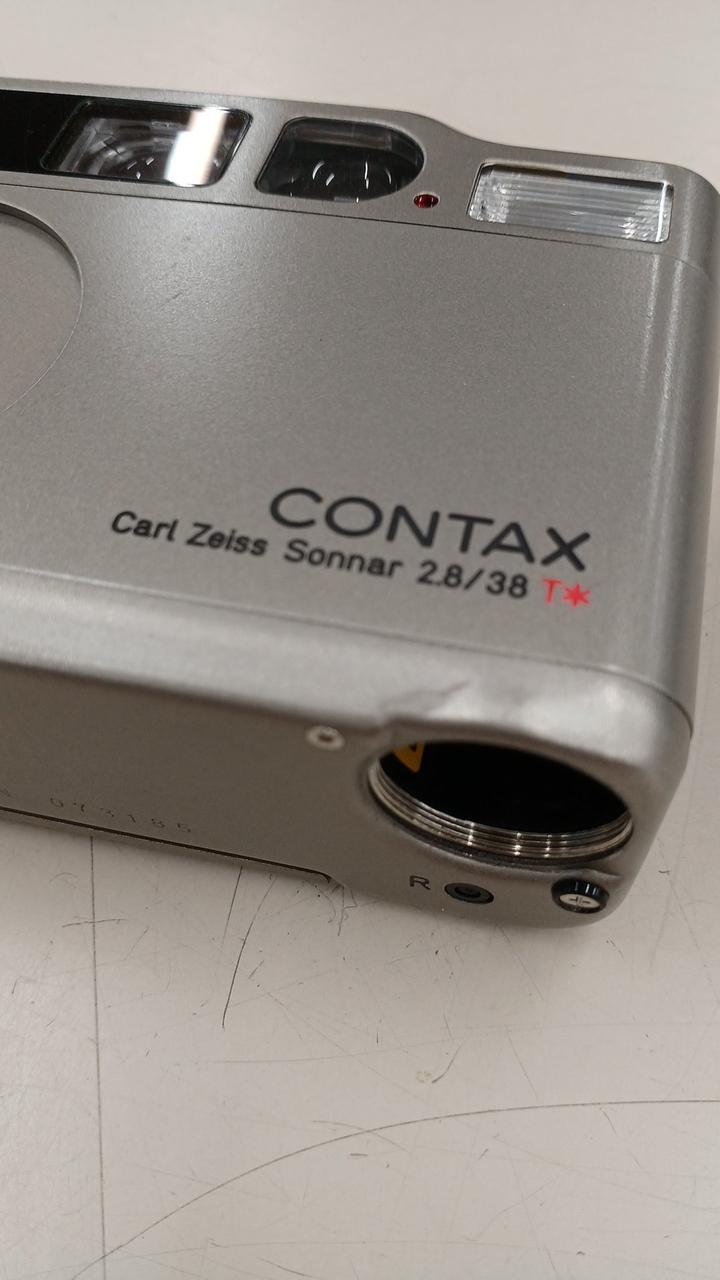 キズ、へこみがあります。