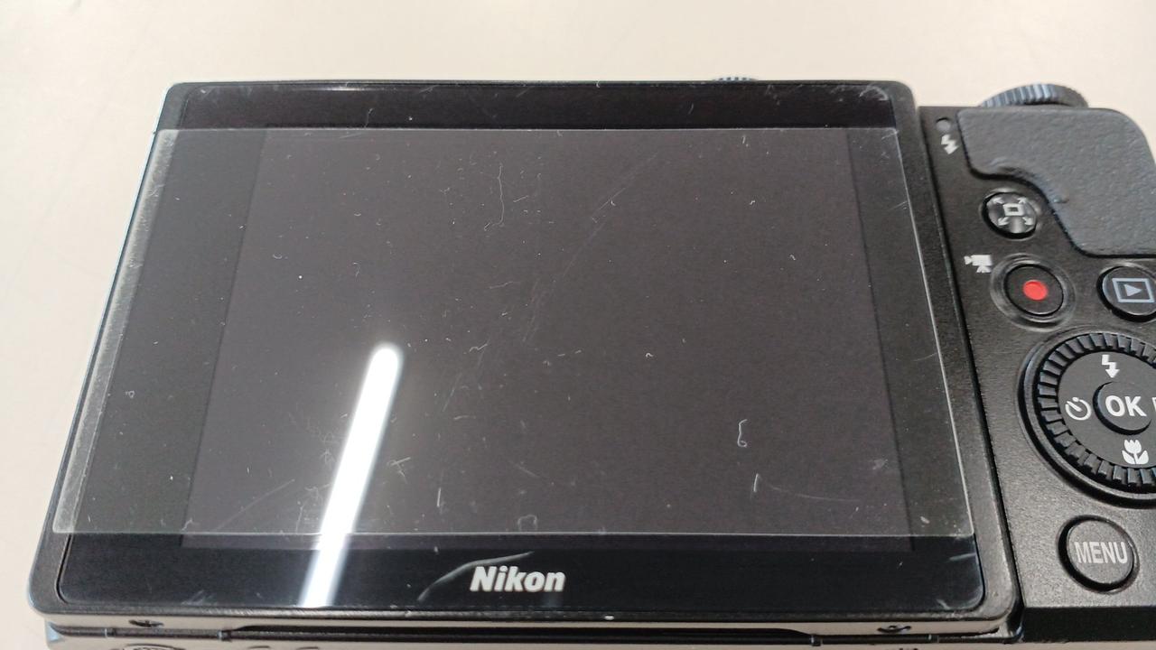 保護フィルム貼ってますがキズがあります