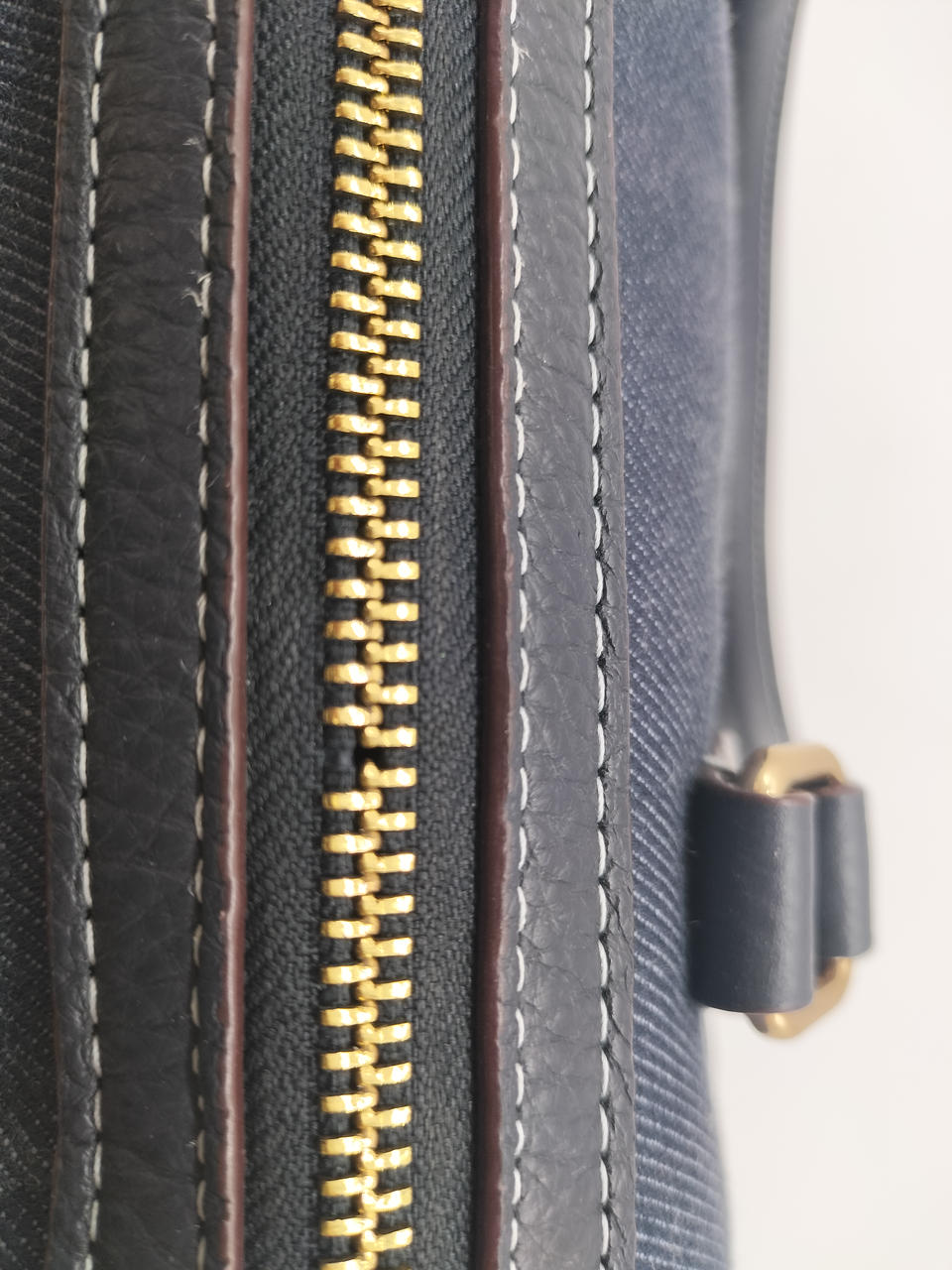 ファスナー破損ですが開閉に問題有りません