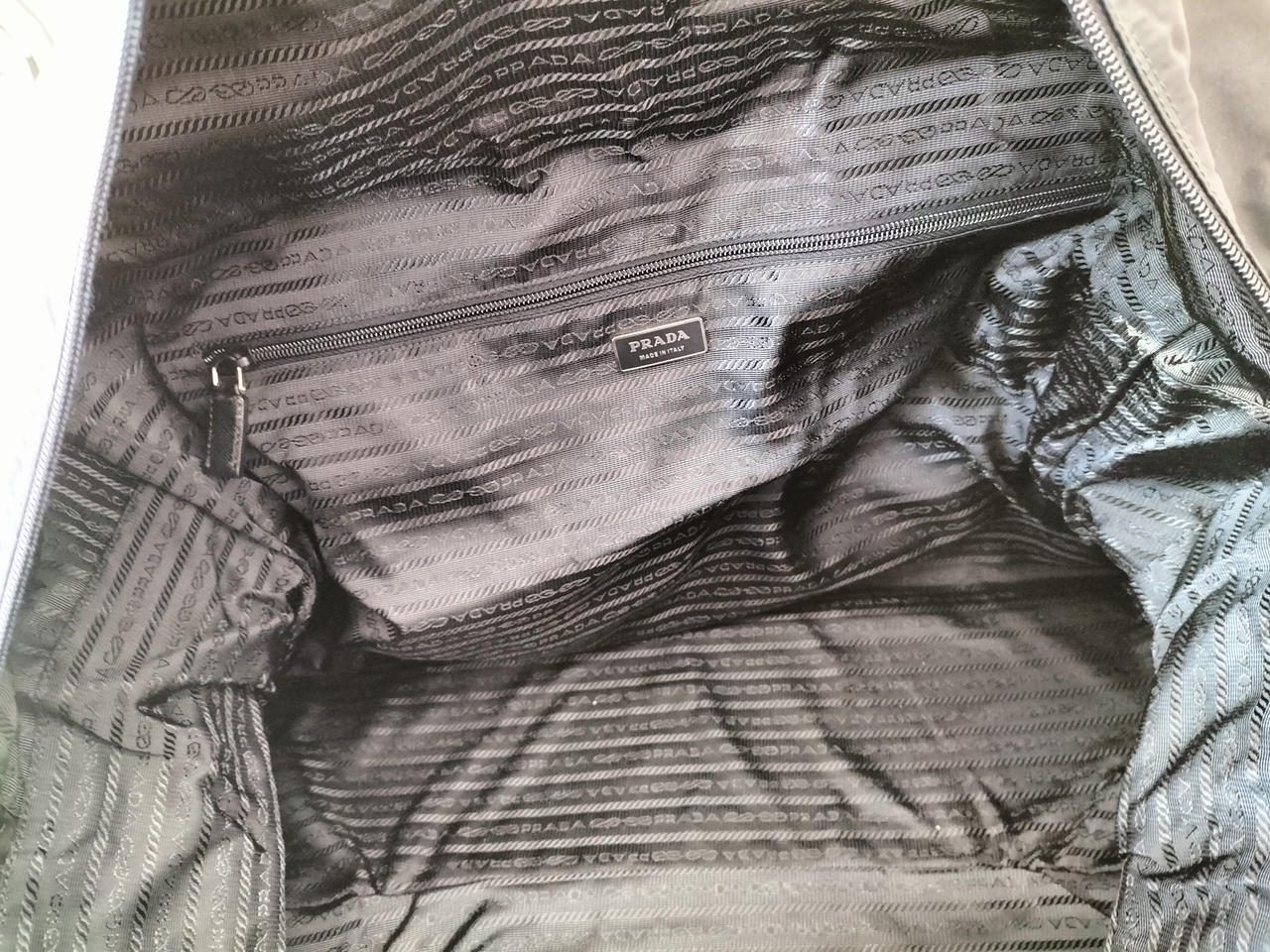 バッグの内側、ナイロン特有の臭いあり。