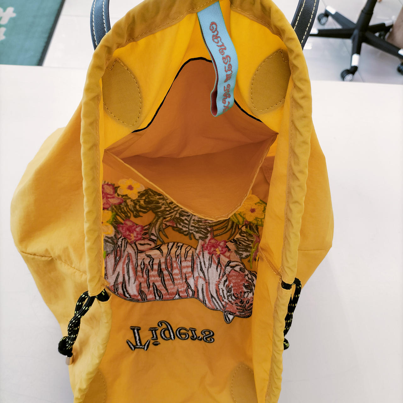 セール❢阪神タイガースグッズ　クッション、ボストンバッグ等セット　カードおまけ付 阪神タイガース HTBB-2409 ボストンバッグ シューズ収納ポケット