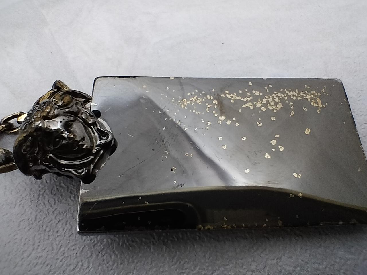 点々の剥がれあり。