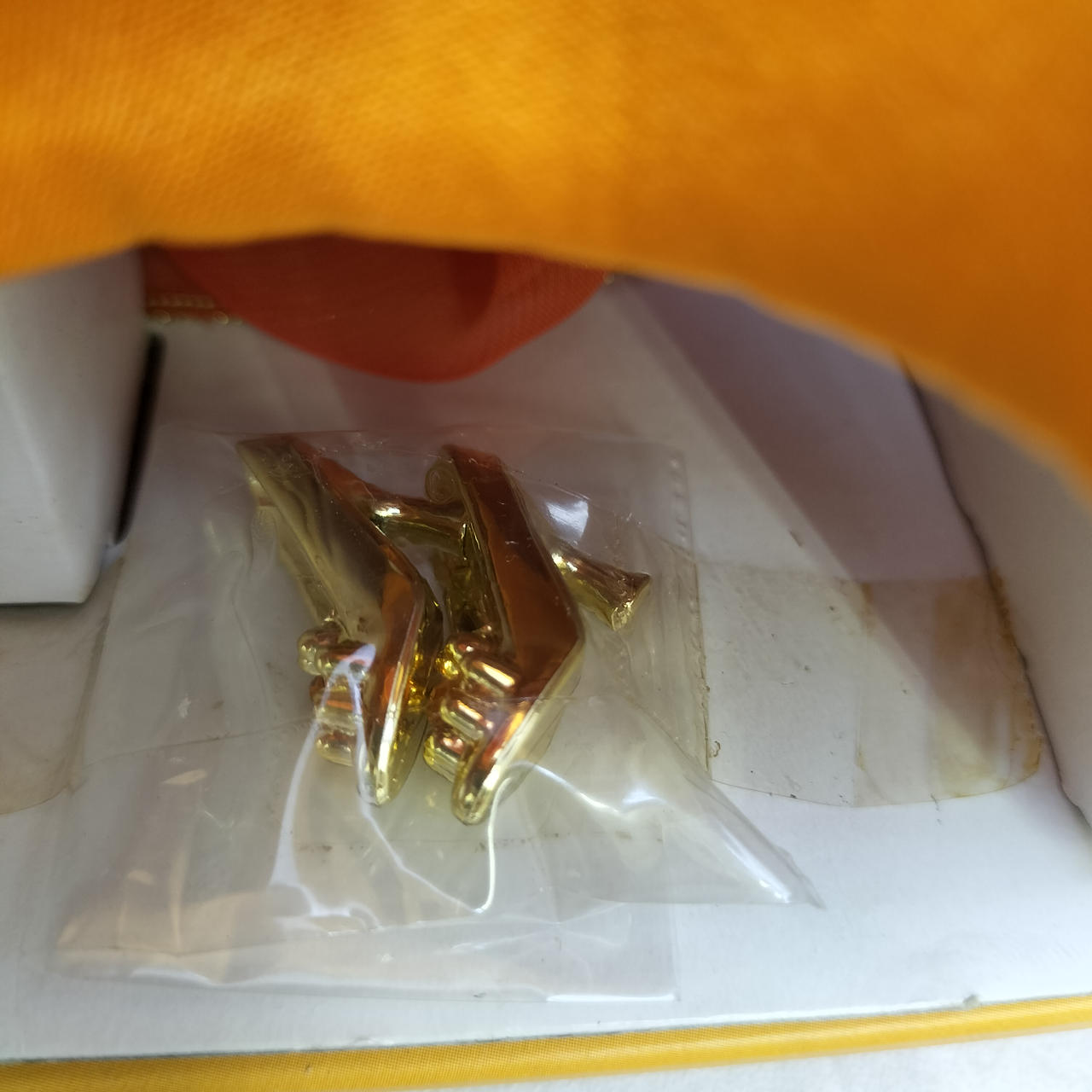 靴が台紙から外れています