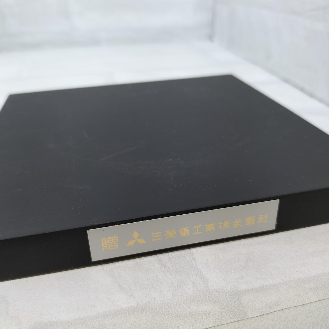 台に社名入ってます。