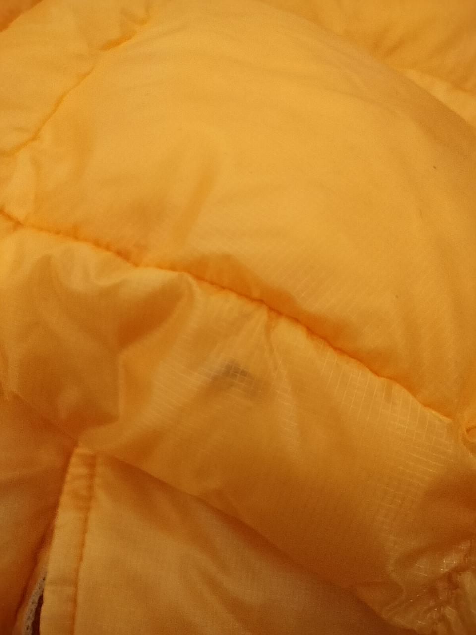 右の袖に汚れあり