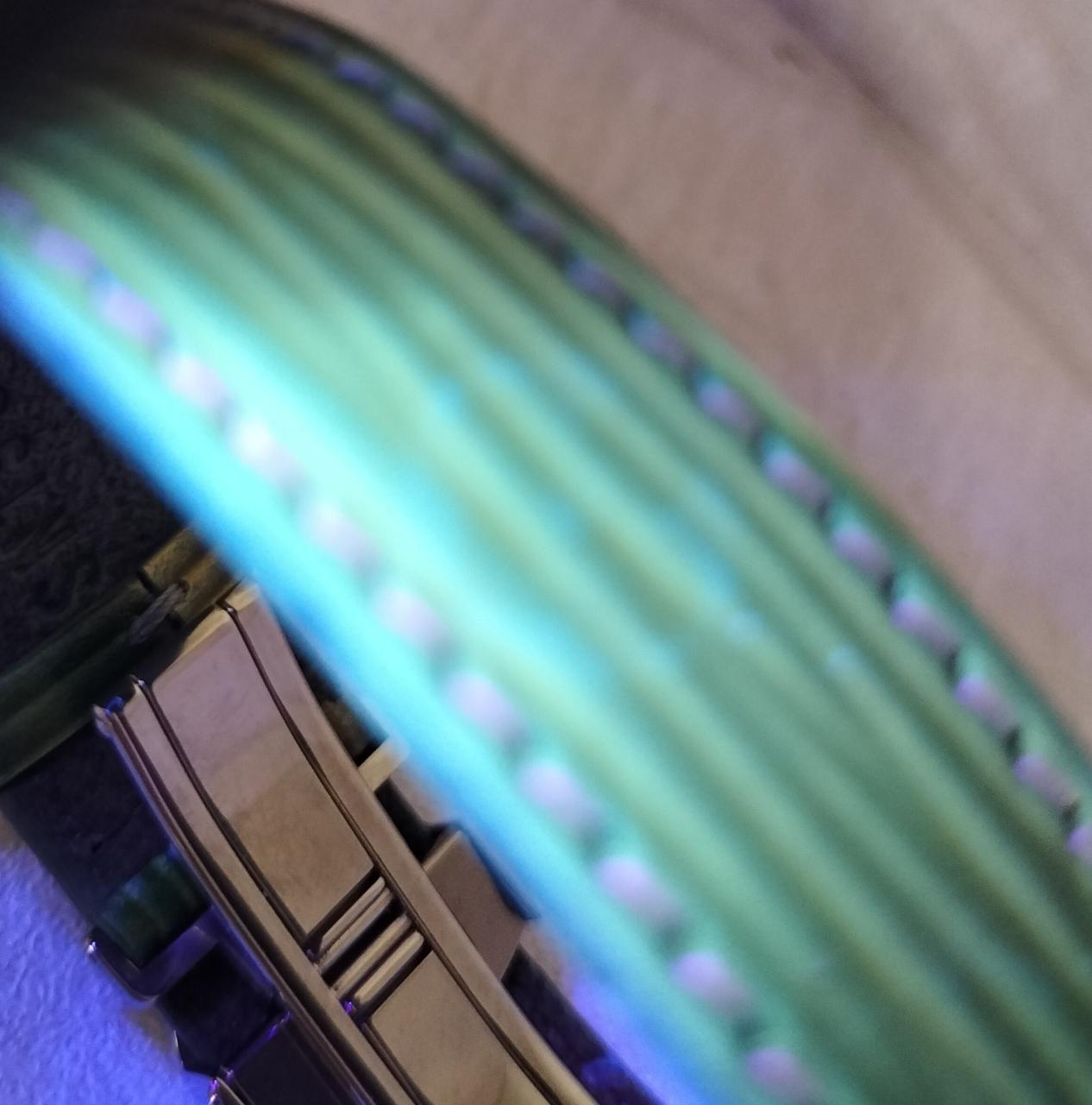 ブラックライトを当てるとモノグラムが…