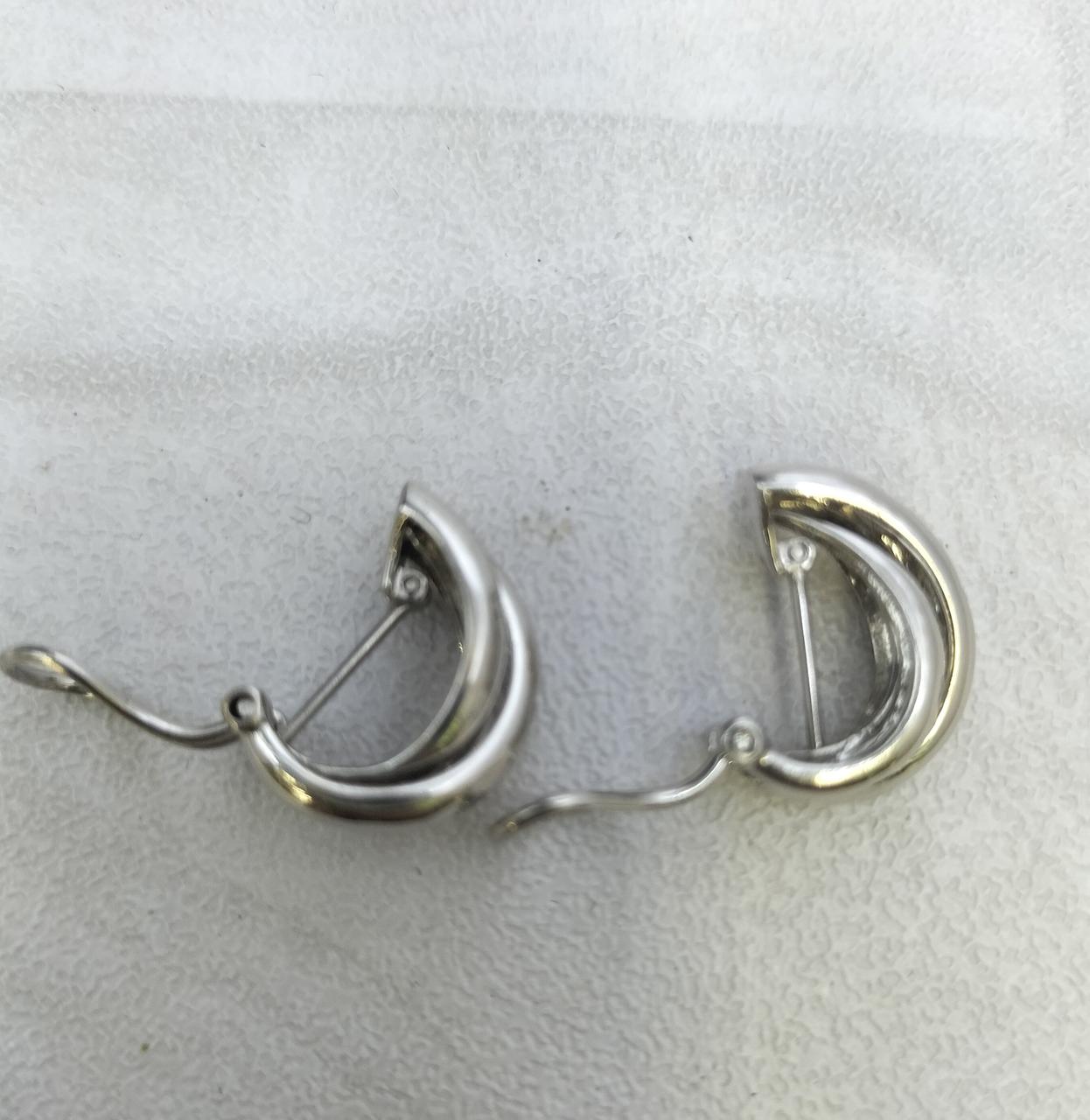 ポストをたたむとイヤリングになります