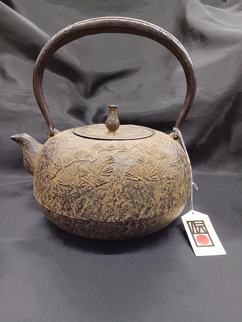 南部鉄器 型番:鉄瓶 新丸形松 南部鉄瓶 南部鉄器 型番:鉄瓶 新丸形松 南部鉄瓶