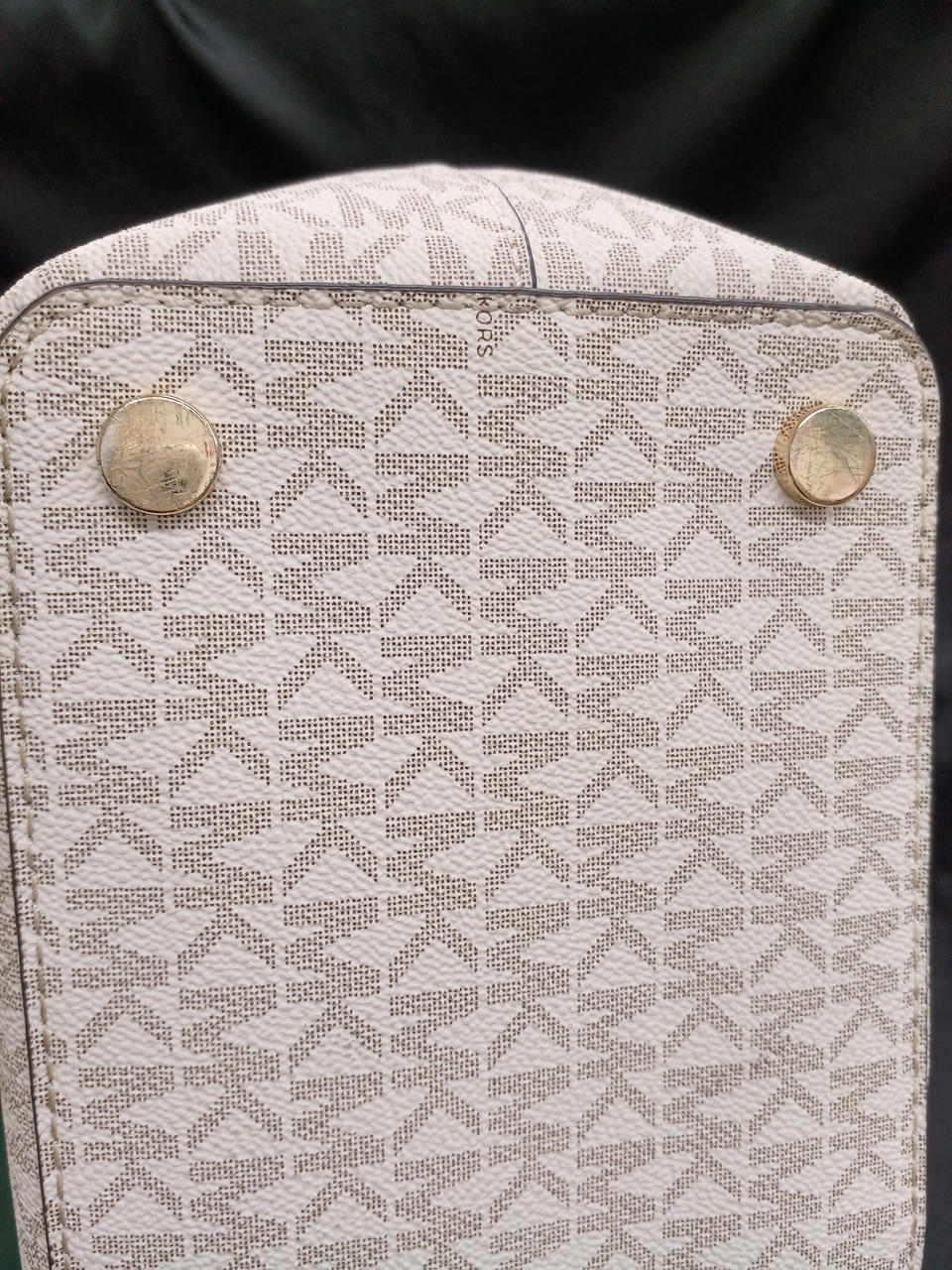 底鋲部分にキズあり