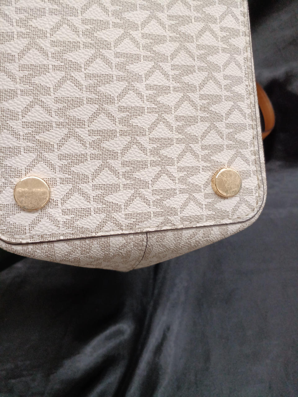 底鋲部分にキズあり