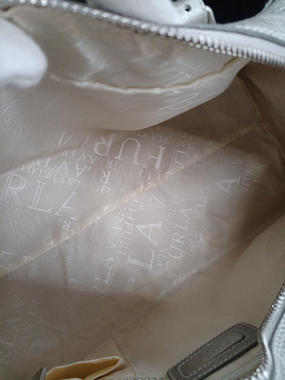 内側 クリームイエロー色