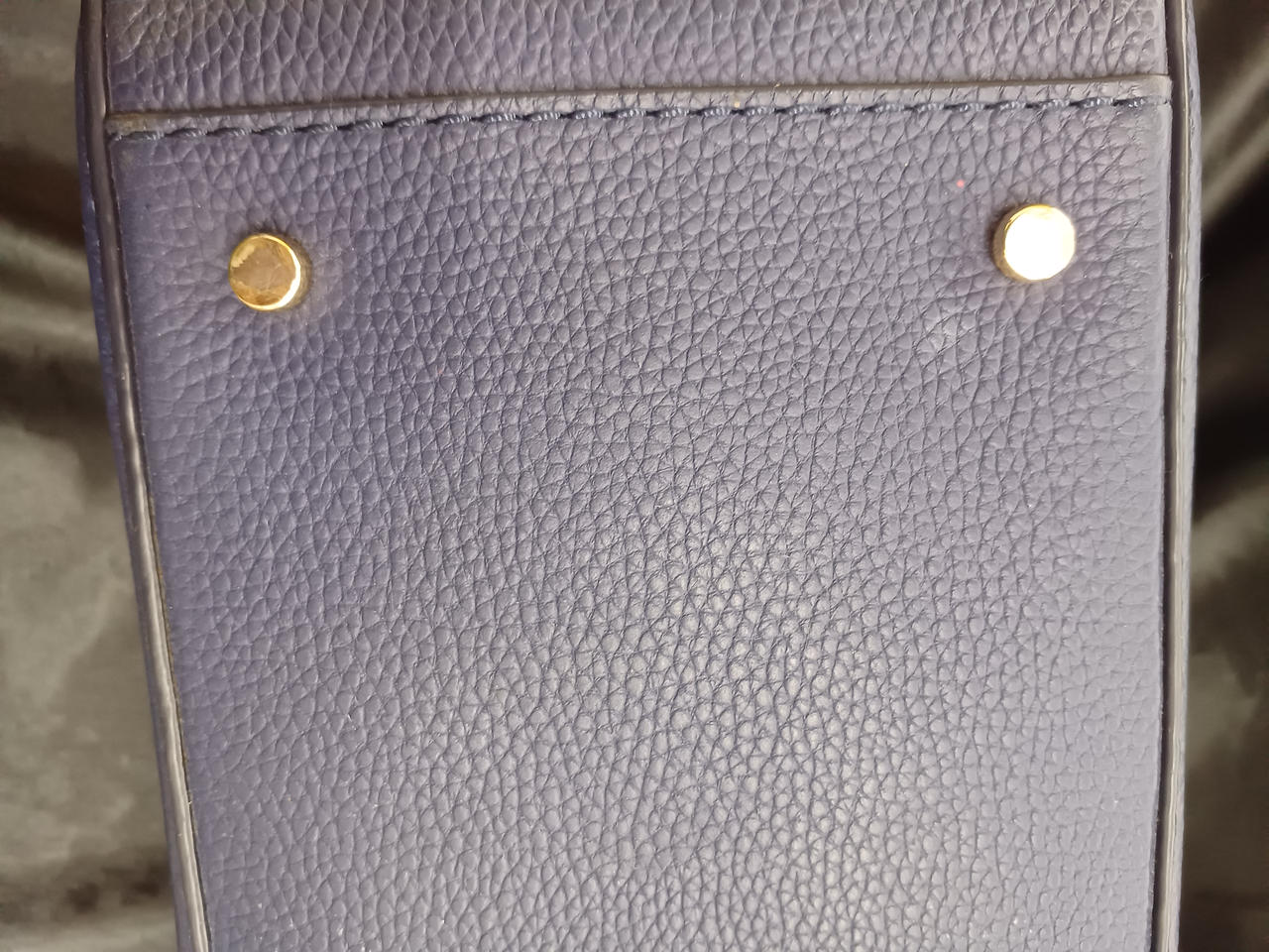 底鋲にキズあり