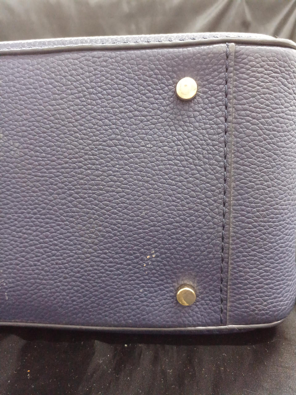 底鋲にキズあり