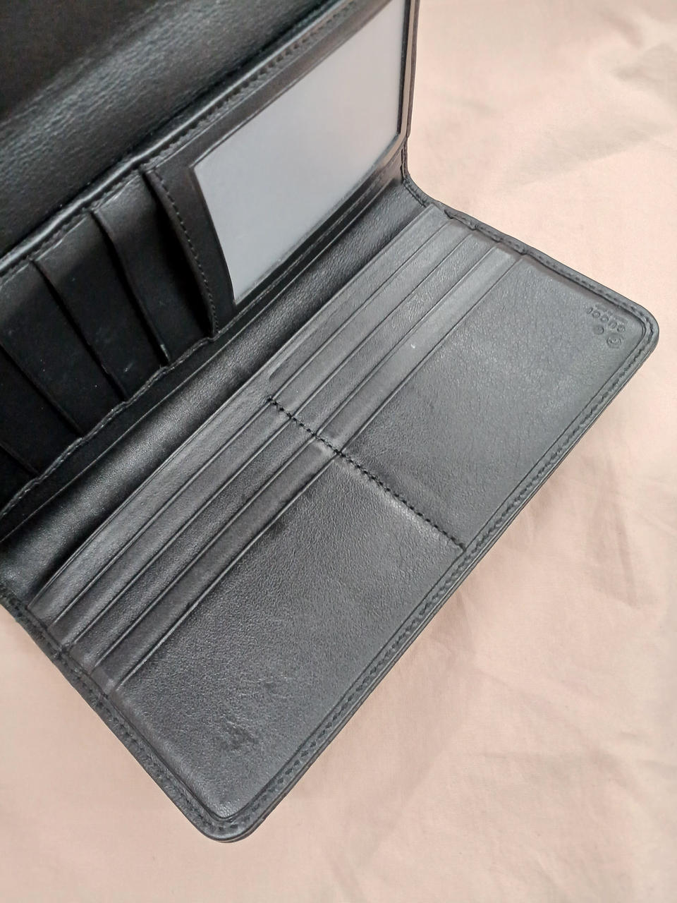 カードポケットの端にダメージあり