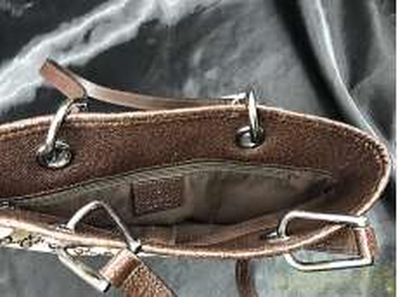 バッグ上部、擦れ、ひび割れあり