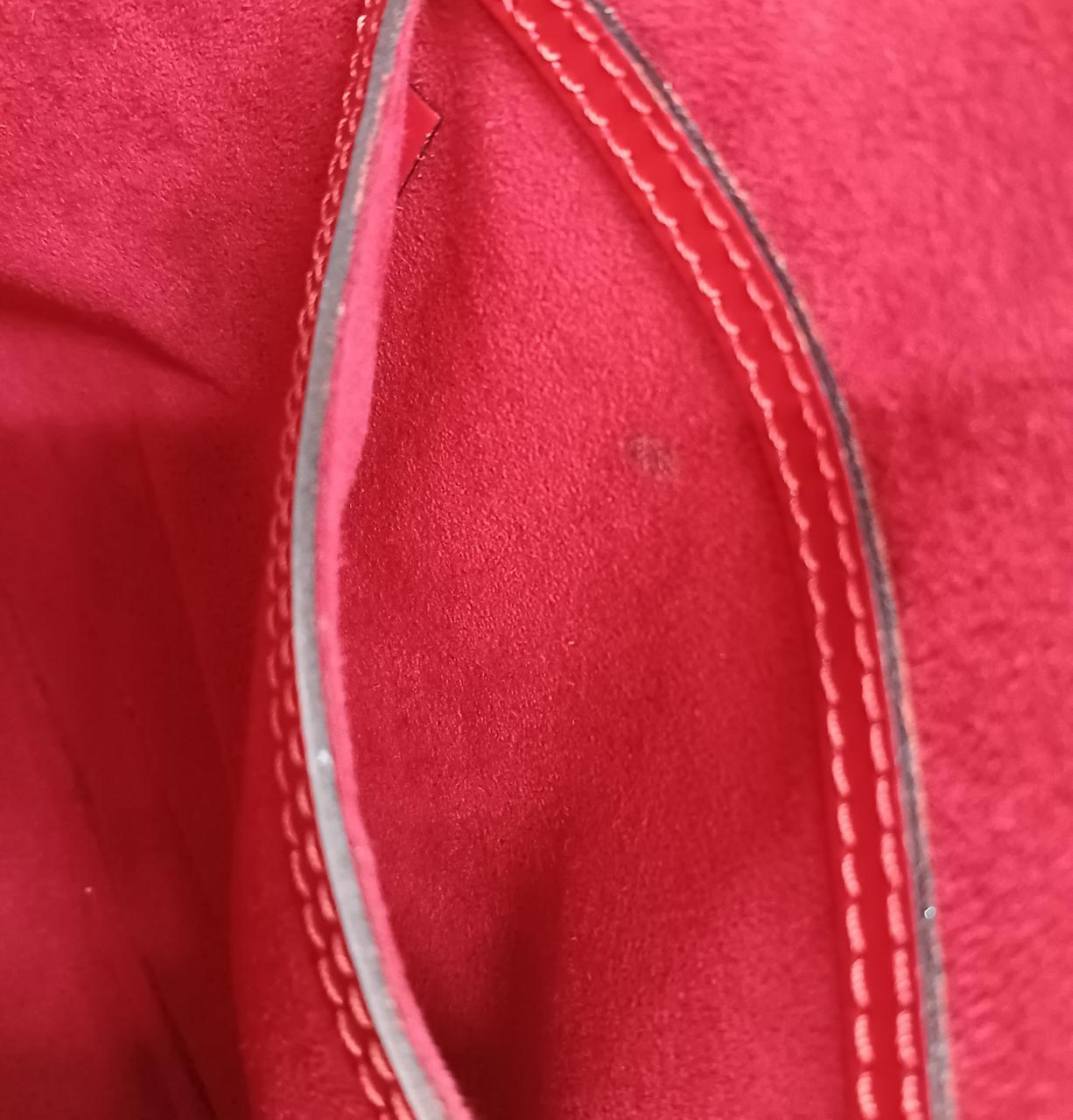 内部ポケット内部によごれあり