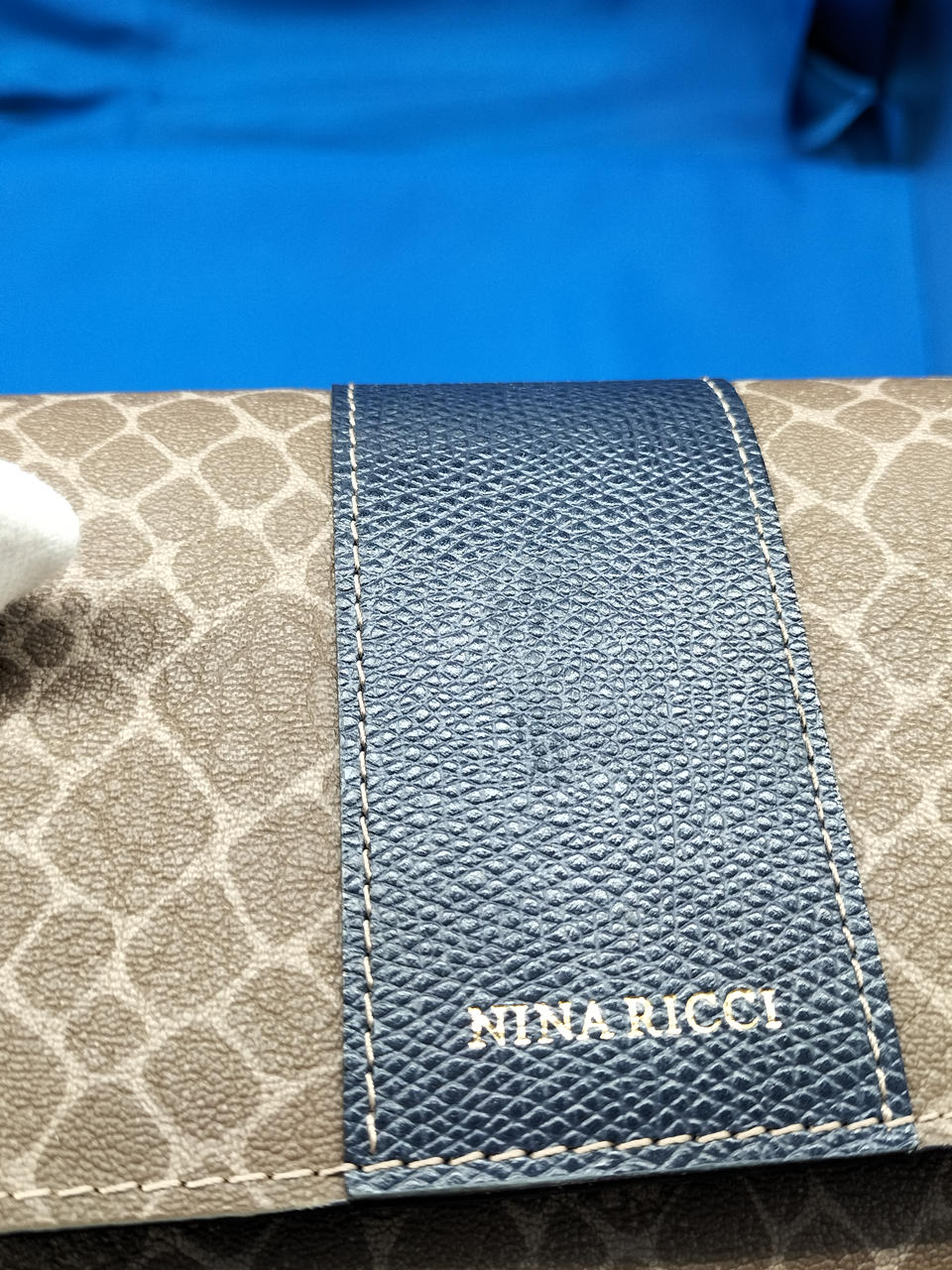 テープ跡のようものあり