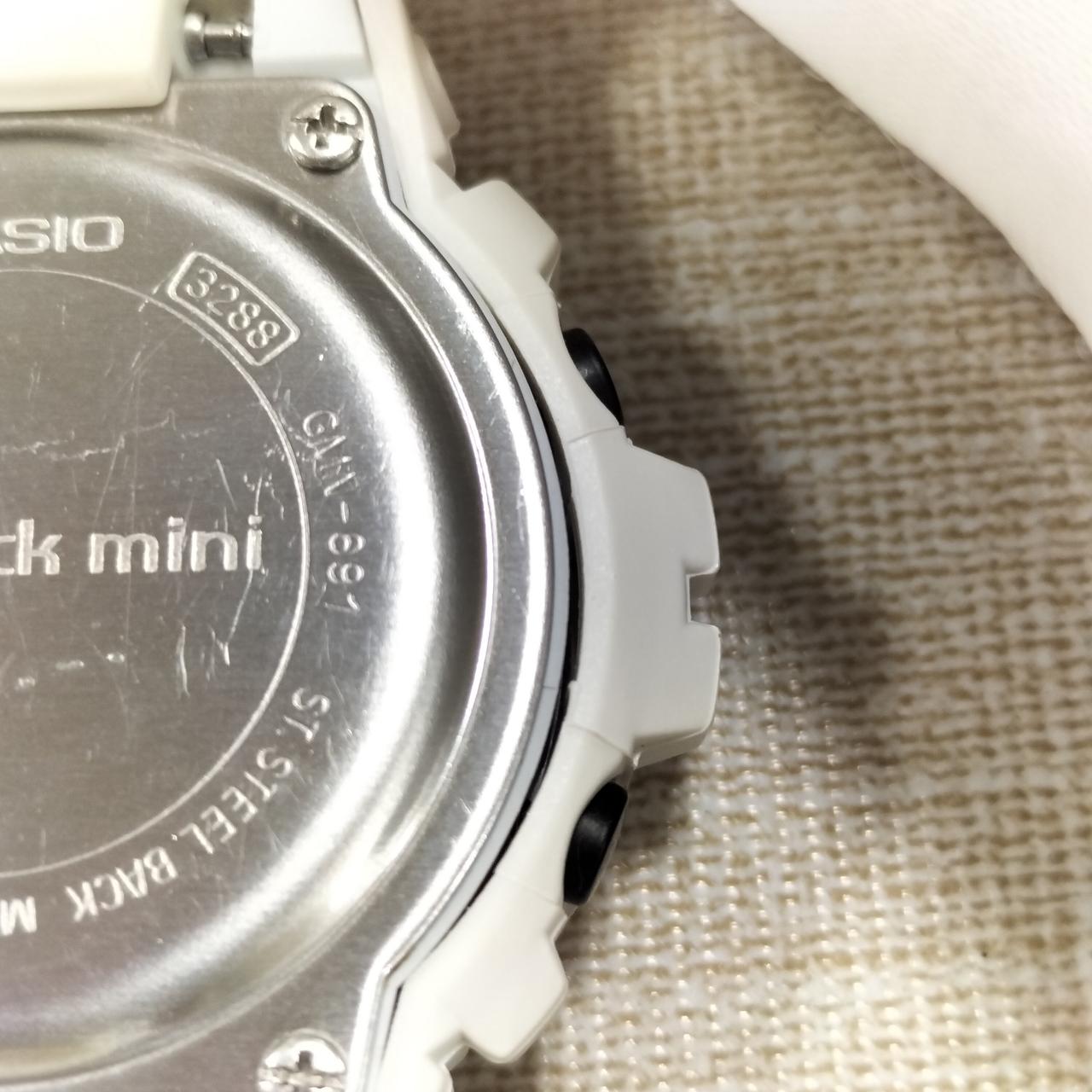 左右に少し隙間があります