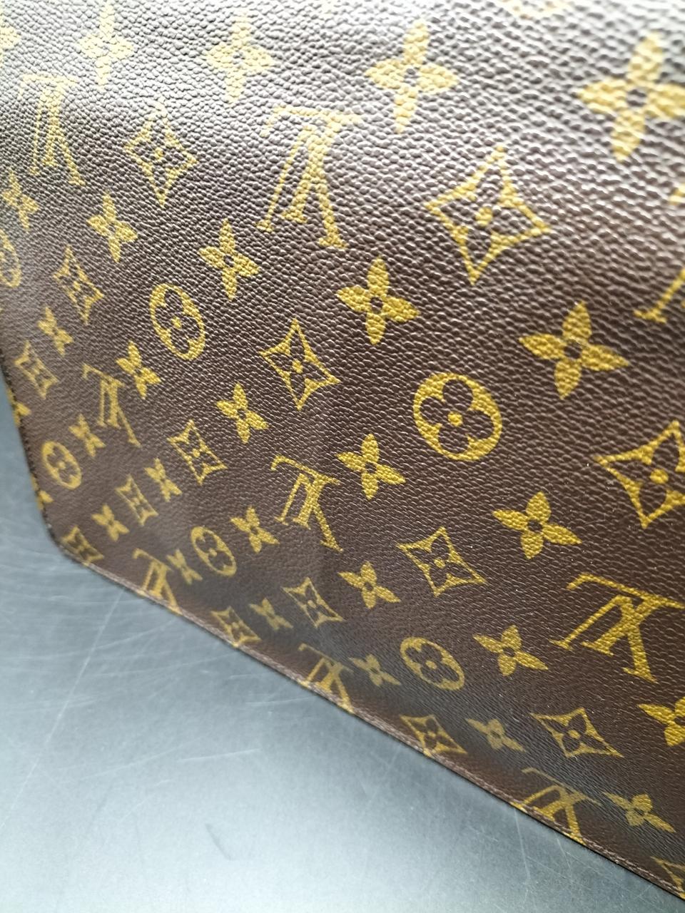 背面に縦に山折りのクセがあります