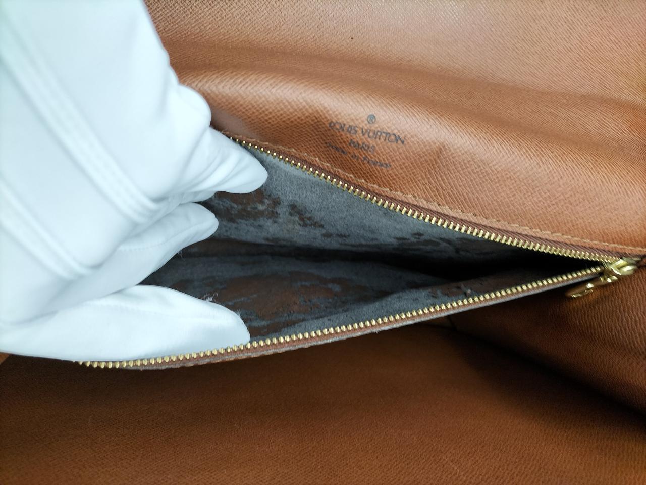 内ポケットの内張りが劣化しています