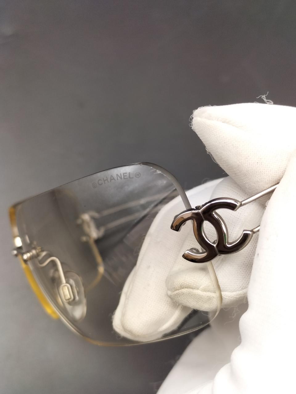 レンズに細かいキズがあります