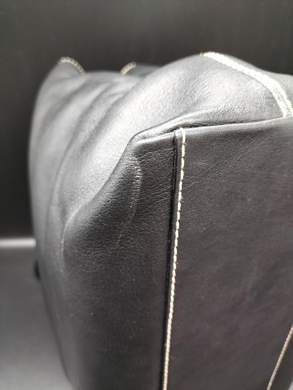 白くスレた痕があります