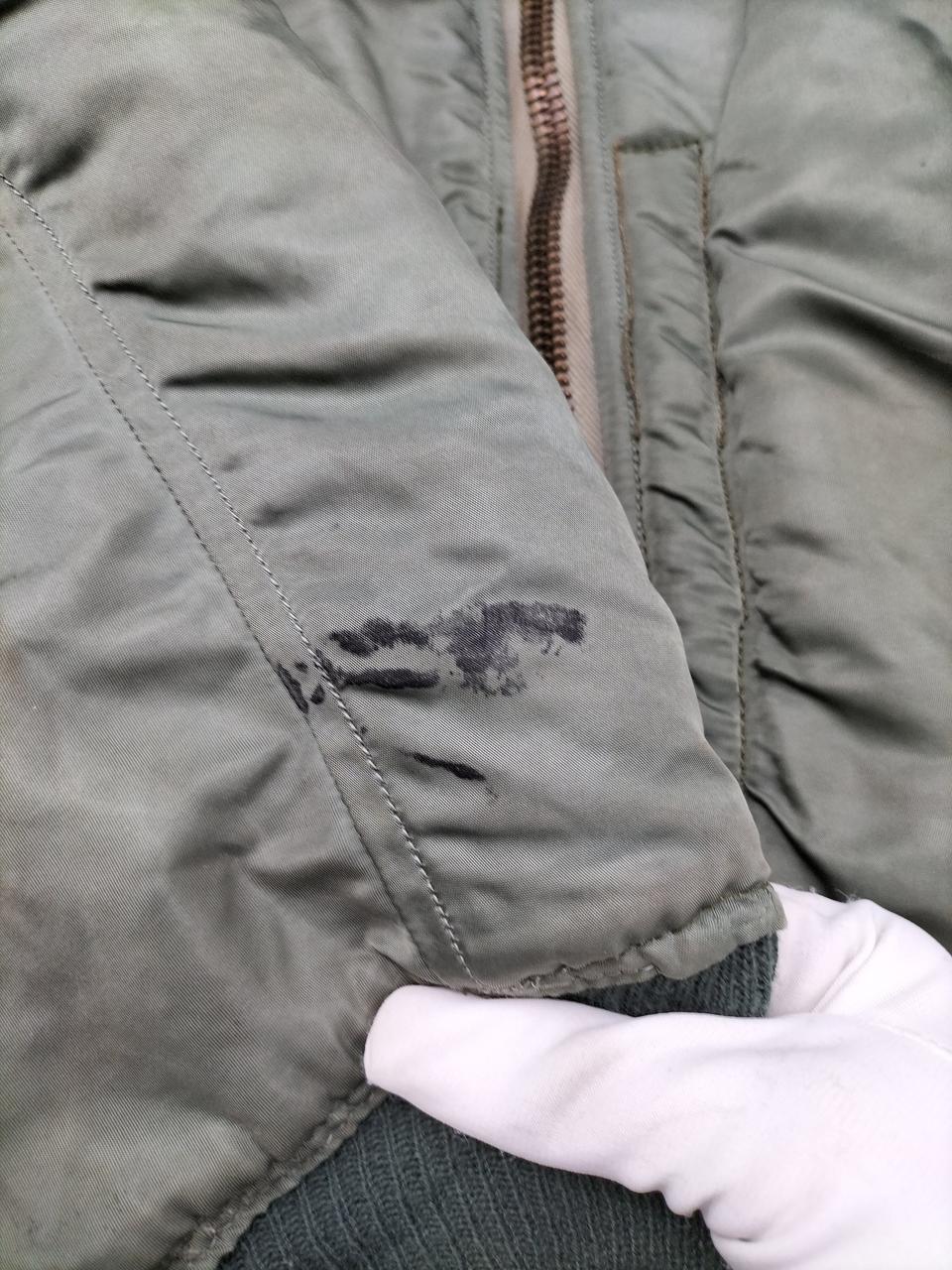 袖に黒シミ汚れ