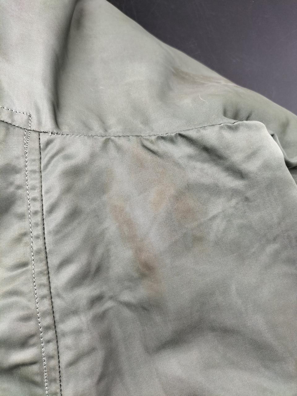 袖に茶シミ汚れ