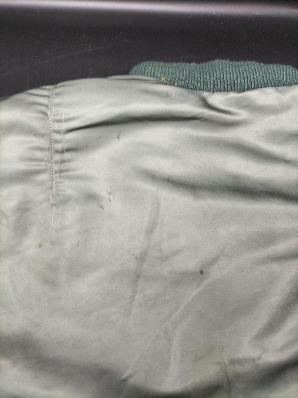背面に黒シミ汚れ