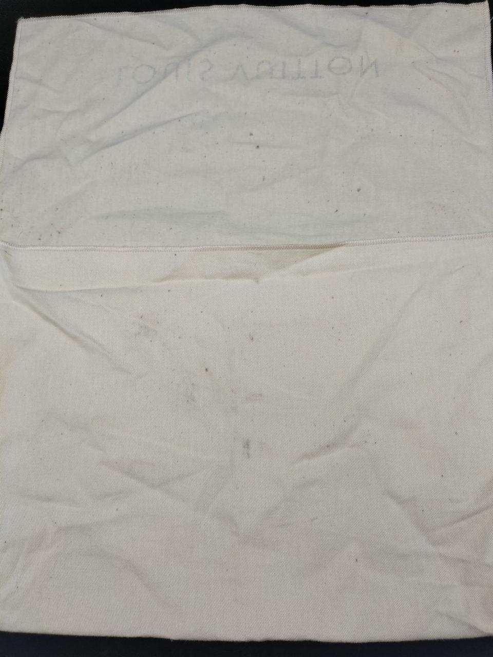 保護袋にシミ汚れあります